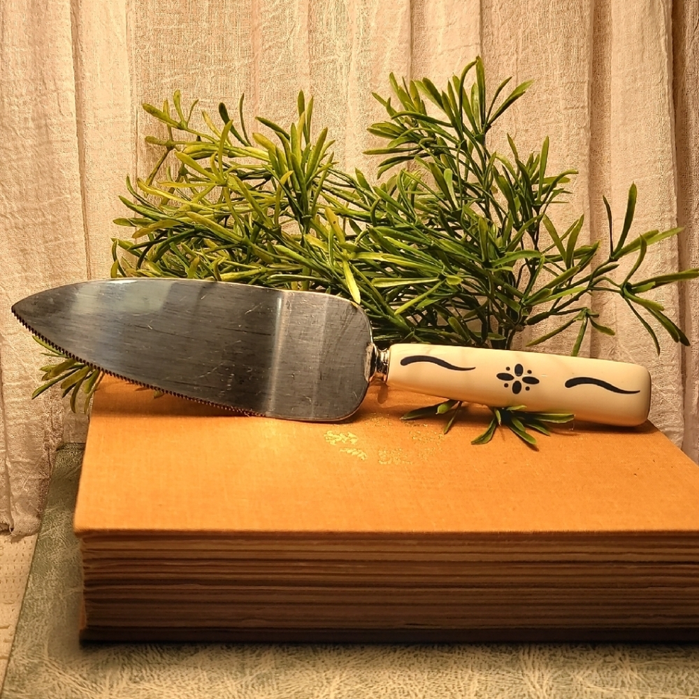 Elegant Longaberger Cream and Silver Cake Server